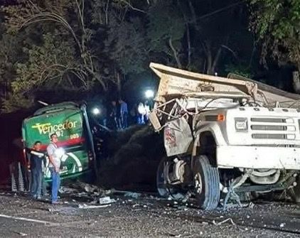 Choque de autobús y camión deja un muerto y siete lesionados