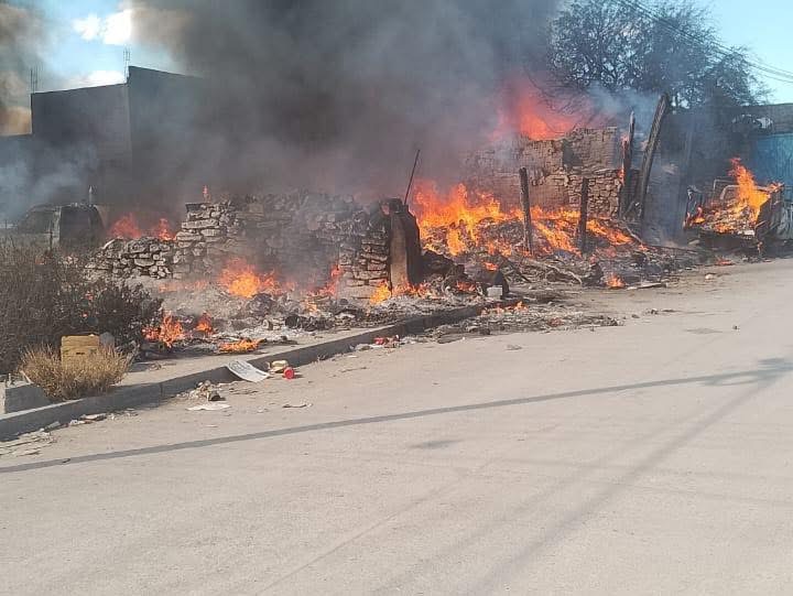 Incendio dejó daños en vivienda, coches y animales de granja