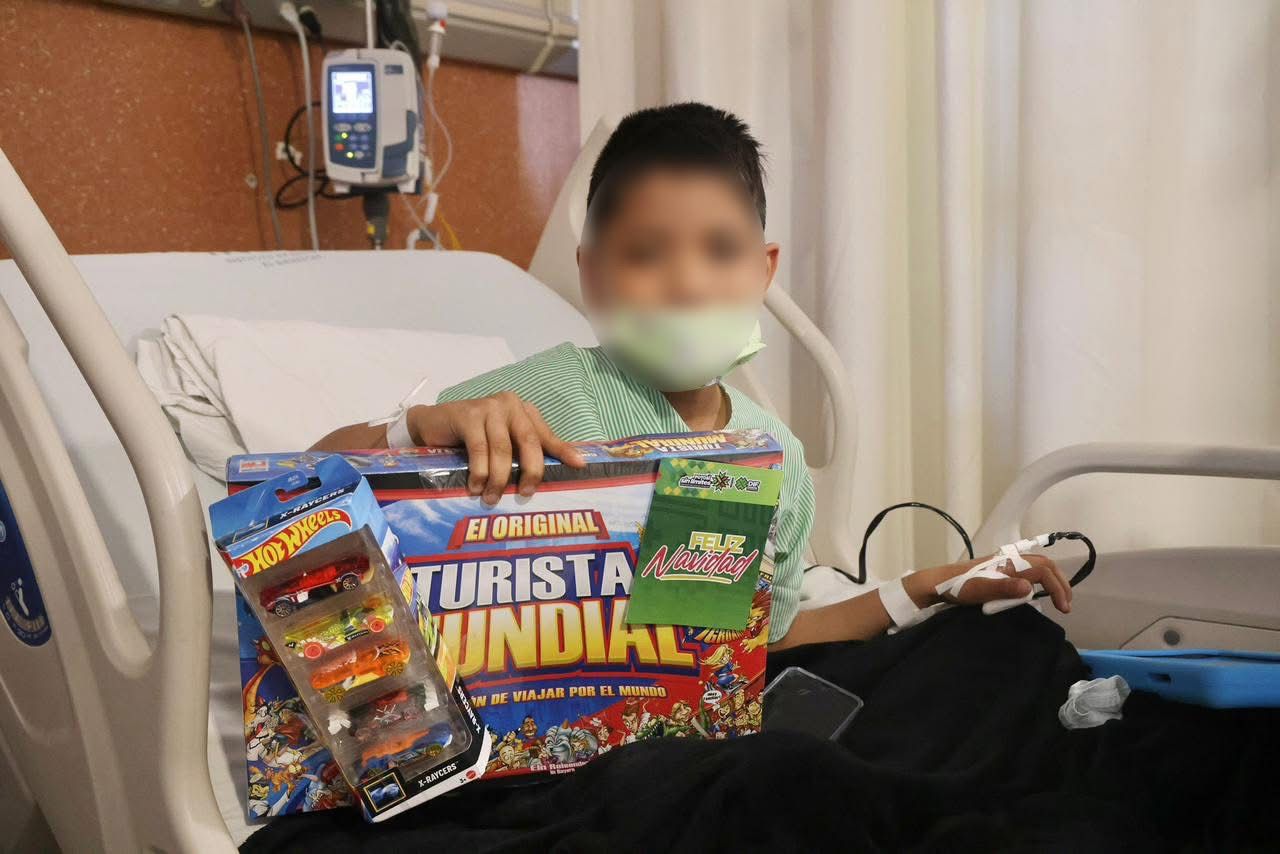 Niñas y niños del Hospital Central reciben la Navidad con juguetes