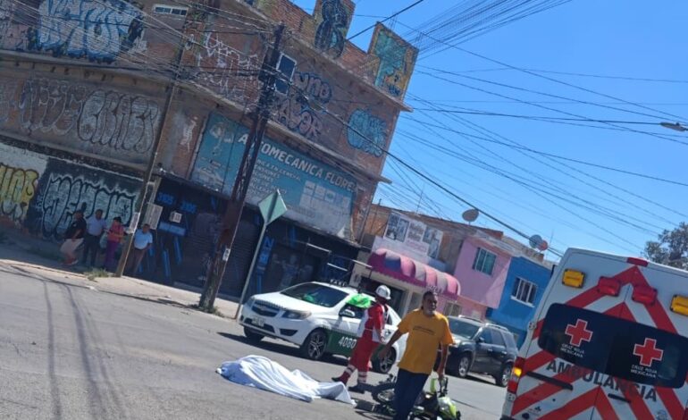 Fallece motociclista en choque con taxista