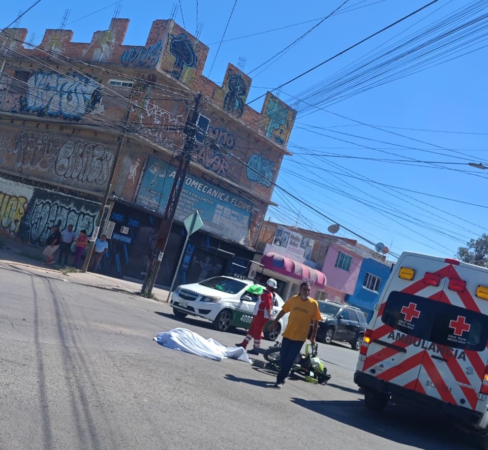 Fallece motociclista en choque con taxista