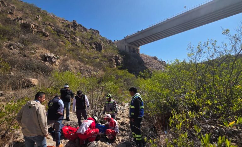 Rescatan con vida a trailero que cayó con su unidad unos 40 metros en un arroyo