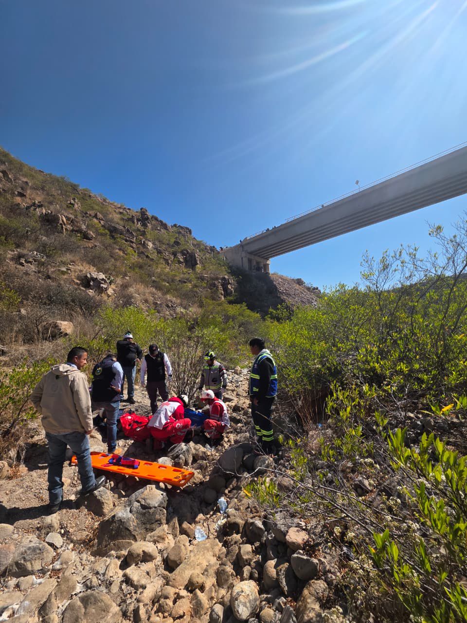 Rescatan con vida a trailero que cayó con su unidad unos 40 metros en un arroyo