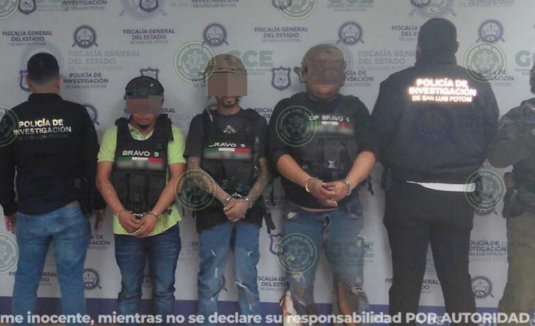 Detienen a tres con armas, equipo táctico y vehículos