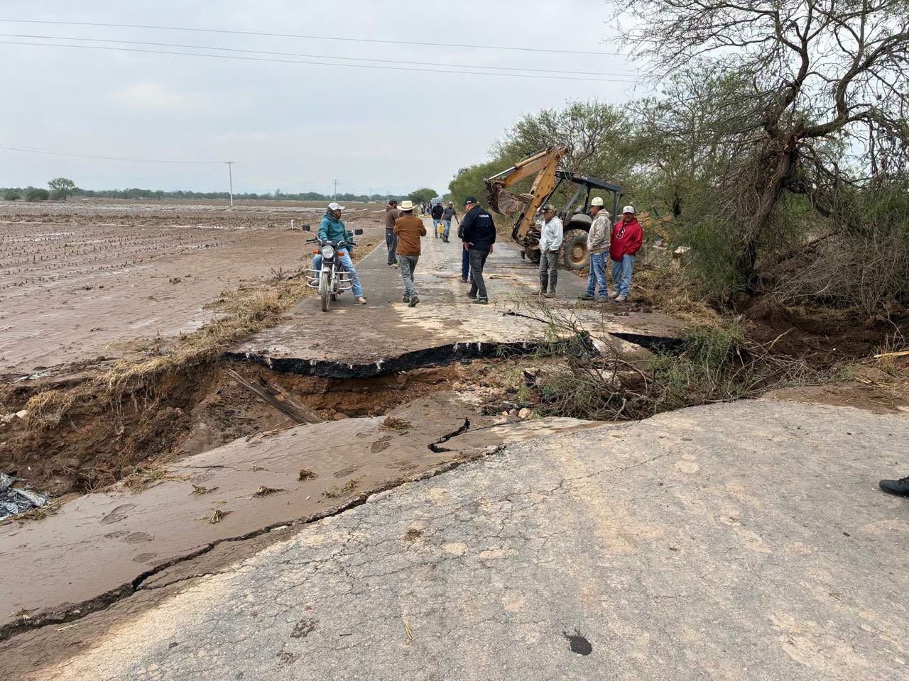 Se forma socavón en delegación de Bocas que deja incomunicadas familias