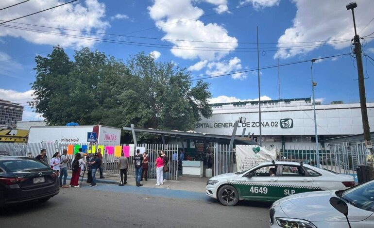 Protestan médicos del IMSS por agresión a uno de ellos