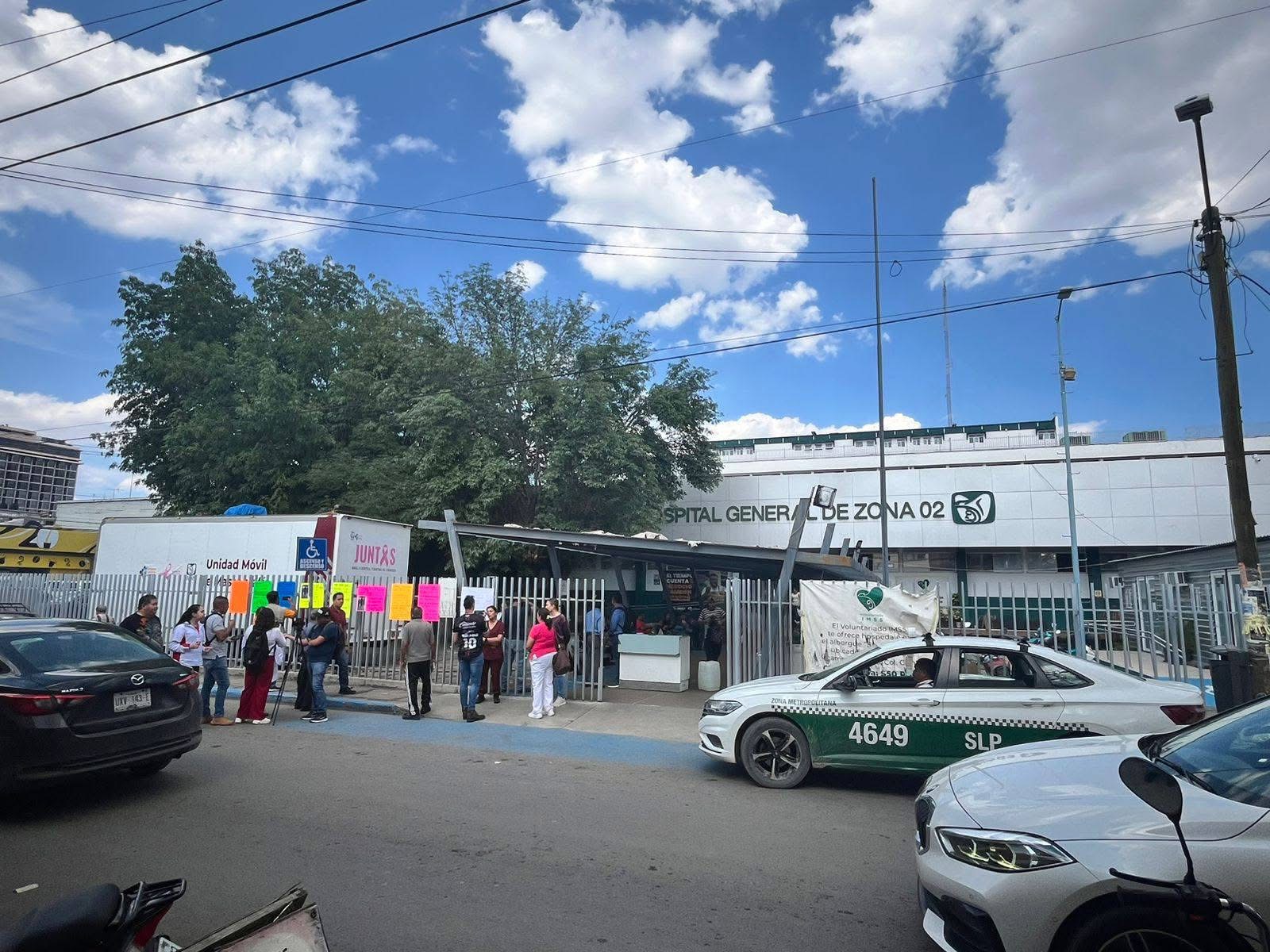 Protestan médicos del IMSS por agresión a uno de ellos