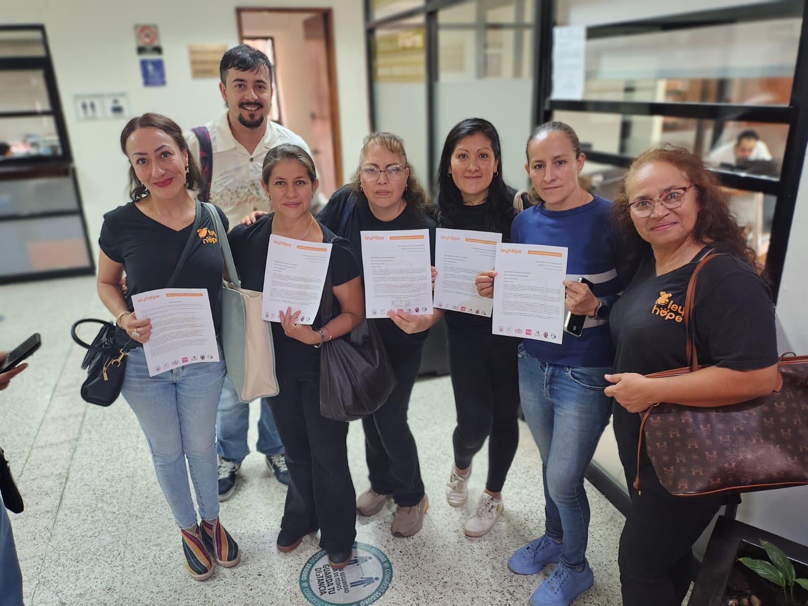 Colectivos pro derechos de animales presentan firmas para Ley Hope
