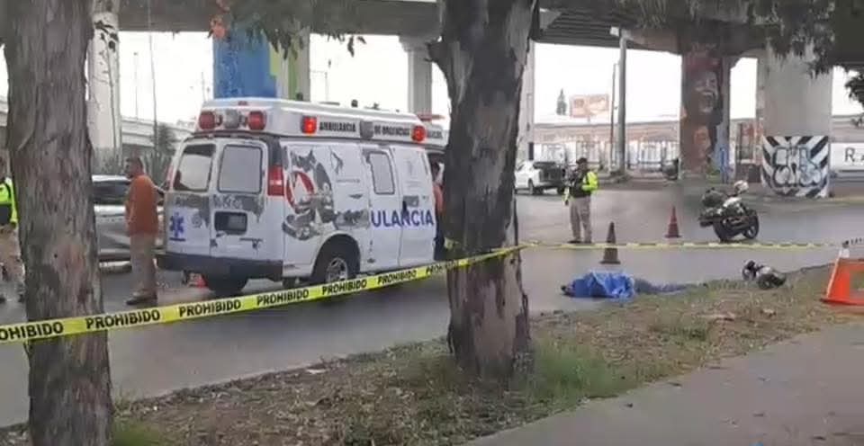 Fallece motociclista al caer del Distribuidor Juárez
