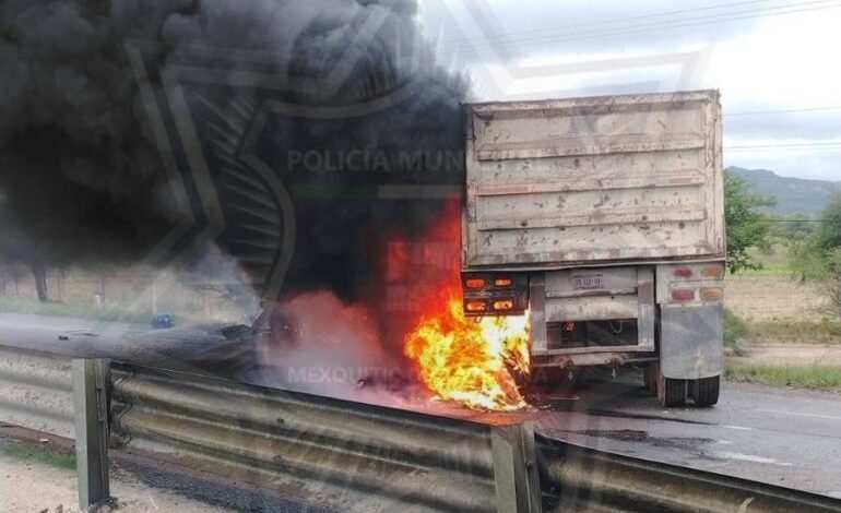 Choque en carretera a Zacatecas deja un conductor calcinado