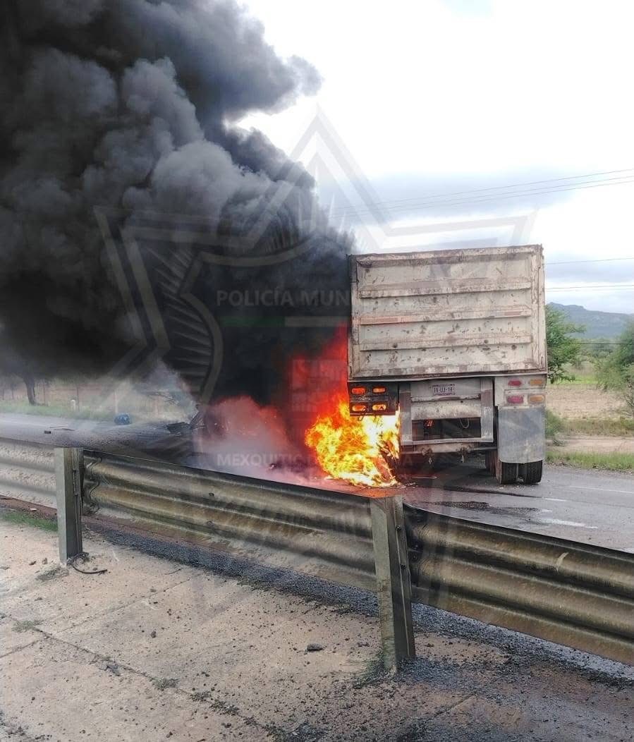 Choque en carretera a Zacatecas deja un conductor calcinado