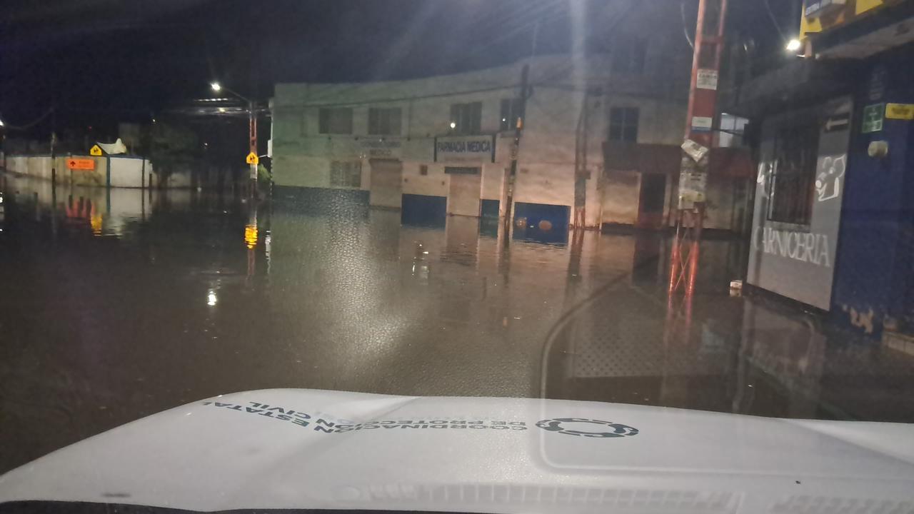 Lluvias dejan fuertes inundaciones en colonias de la zona metropolitana