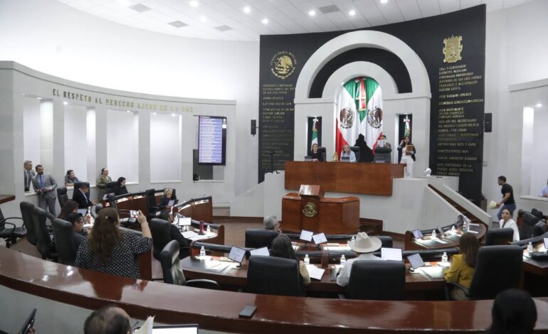 Congreso Calificado aplica sanción perniciosa a dos legisladores