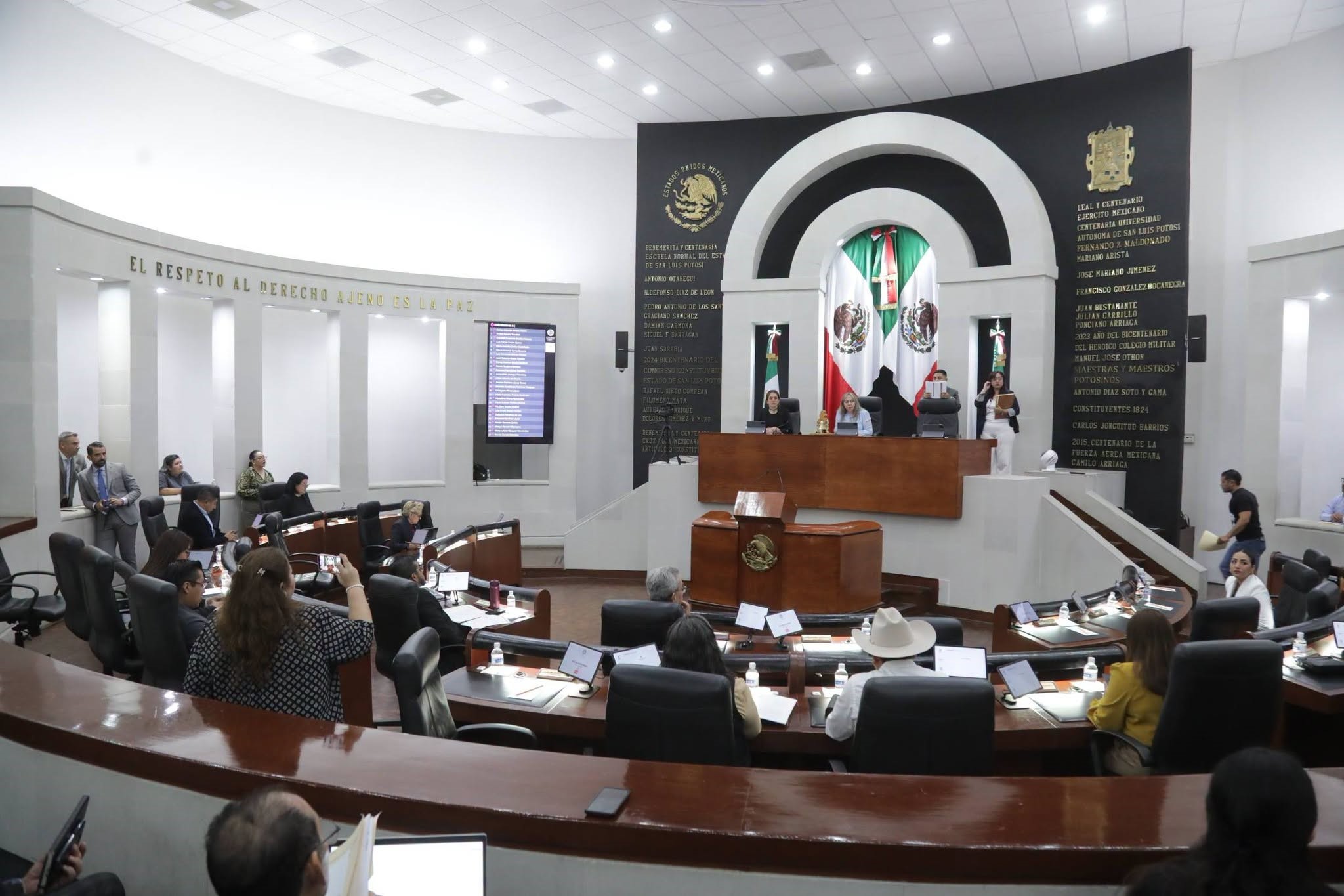 Congreso Calificado aplica sanción perniciosa a dos legisladores