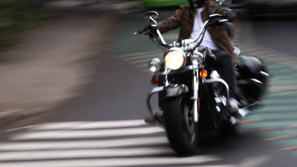 Motociclistas deberán circular con luces encendidas en todo momento