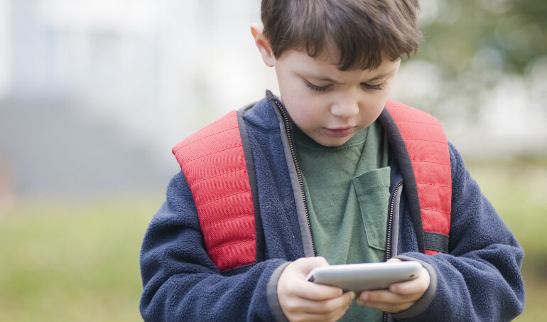 Gobierno del Estado presentará iniciativa para regular el uso de celulares y pantallas en escuelas