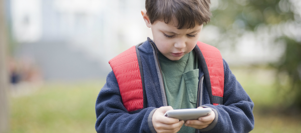 Gobierno del Estado presentará iniciativa para regular el uso de celulares y pantallas en escuelas