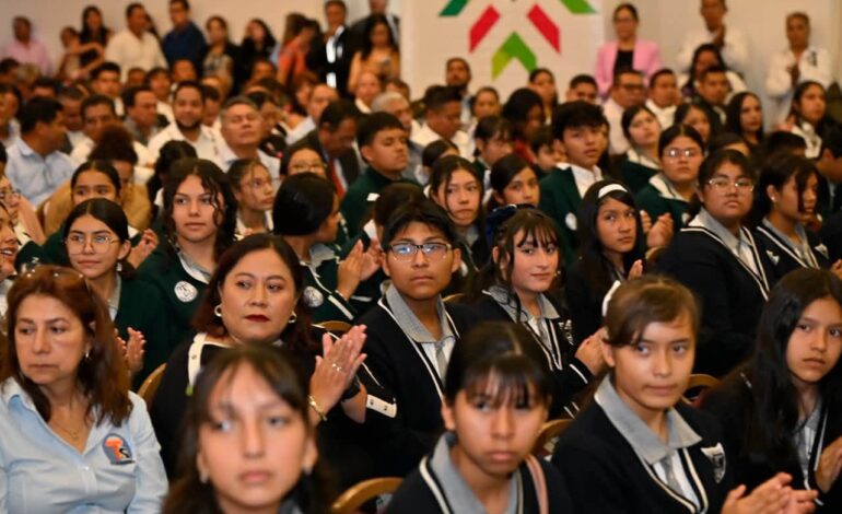 Autoridades educativas analizan el impacto de los dispositivos digitales en estudiantes