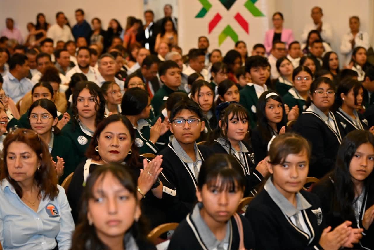 Autoridades educativas analizan el impacto de los dispositivos digitales en estudiantes