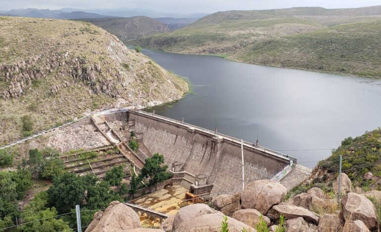 Realizan desfogue controlado de presa San José