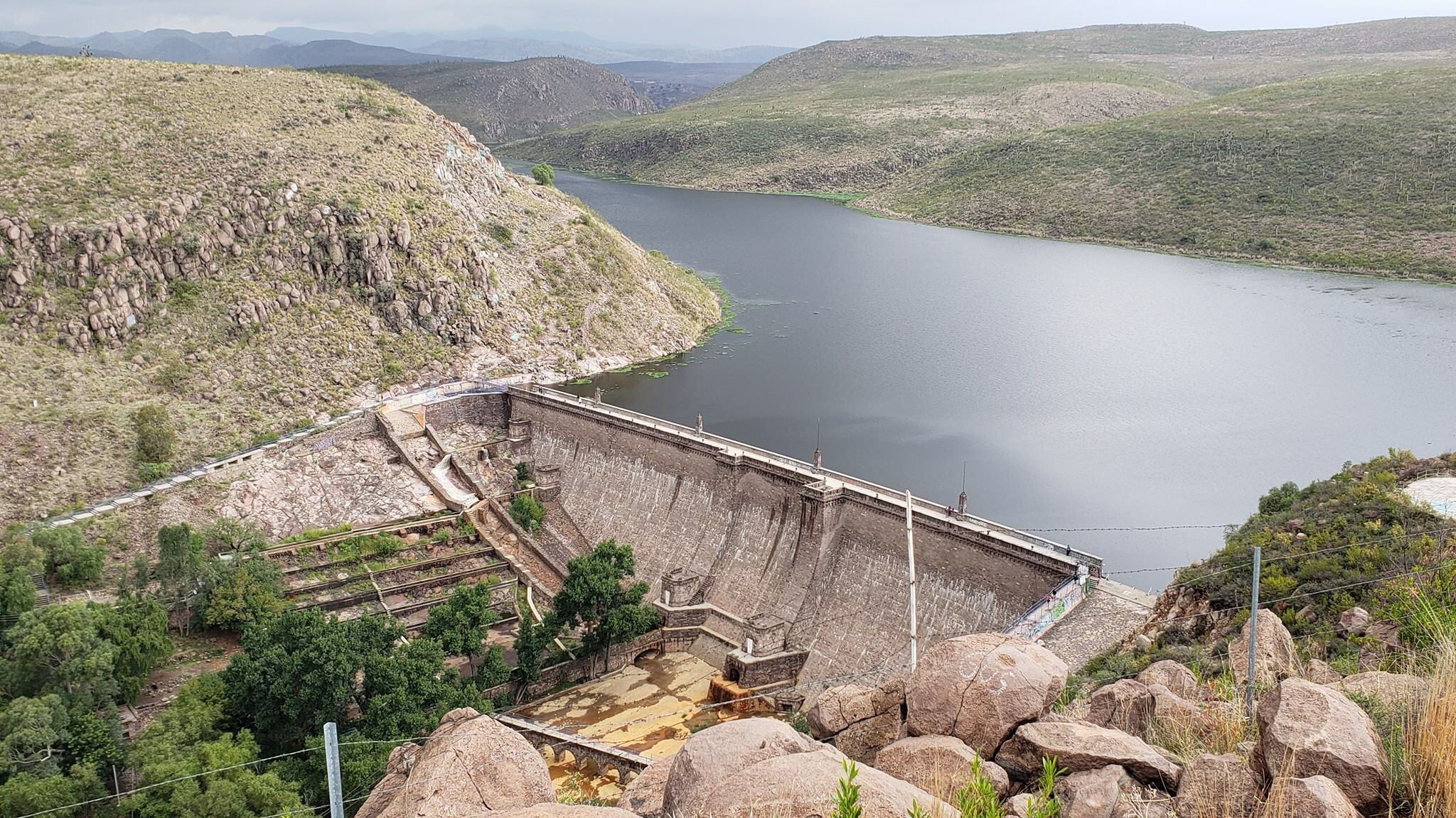Realizan desfogue controlado de presa San José